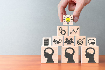 疫情源头一家4口感染/疫情一人感染全家遭殃